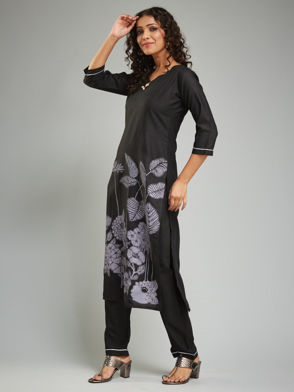 This stunning Designer Kurta Suit Set in a beautiful color